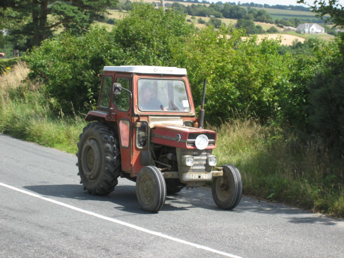 ../Images/Fr. Murphy Vintage Tractor Run 2006--45.JPG